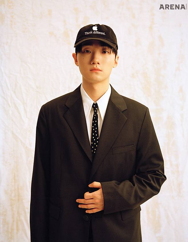 재킷·팬츠 모두 엠에프펜 by 슬로우스테디클럽, 모자·셔츠·타이 모두 스타일리스트 소장품.