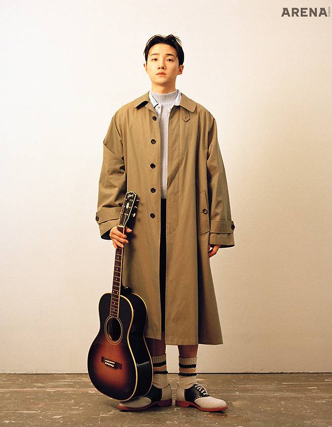 이너 셔츠 자크뮈스 by 미스터포터, 팬츠 스테인가르텐, 슈즈 크로켓앤존스 by 유니페어, 코트·이너 톱·양말 모두 스타일리스트 소장품.