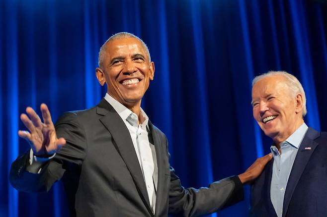 조 바이든 대통령(오른쪽)과 버락 오바마 전 대통령이 28일 미국 뉴욕 라디오시티 뮤직홀에서 열린 선거자금 모금 행사에 참석해 웃고 있다. /AP 연합뉴스