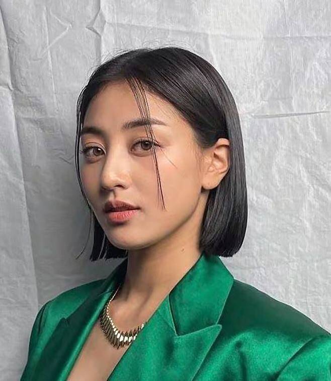 다양한 스타일링의 태슬컷 단발머리를 보여준 지효. 지효 인스타그램.