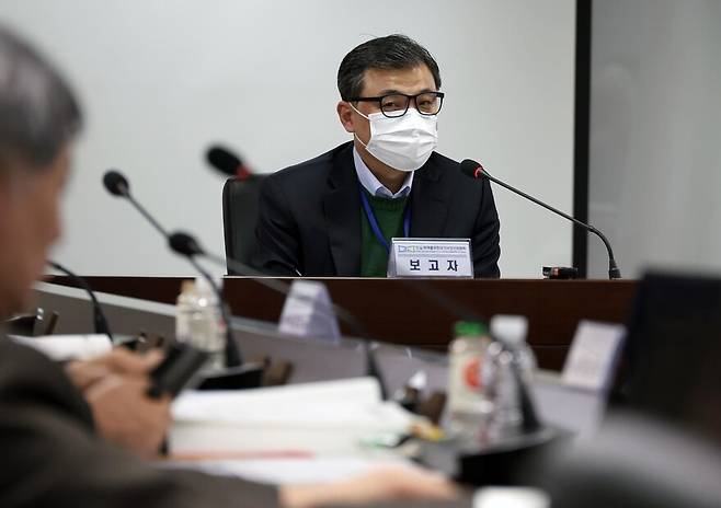 지난 2월6일 열린 진실화해위 72차 전체위원회에서 황인수 조사1국장이 보고하고 있다. 강창광 기자 chang@hani.co.kr