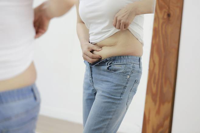 생리 기간에는 여성호르몬인 에스트로겐과 프로게스테론 수치가 떨어져서 배가 부을 수 있다./사진=클립아트코리아