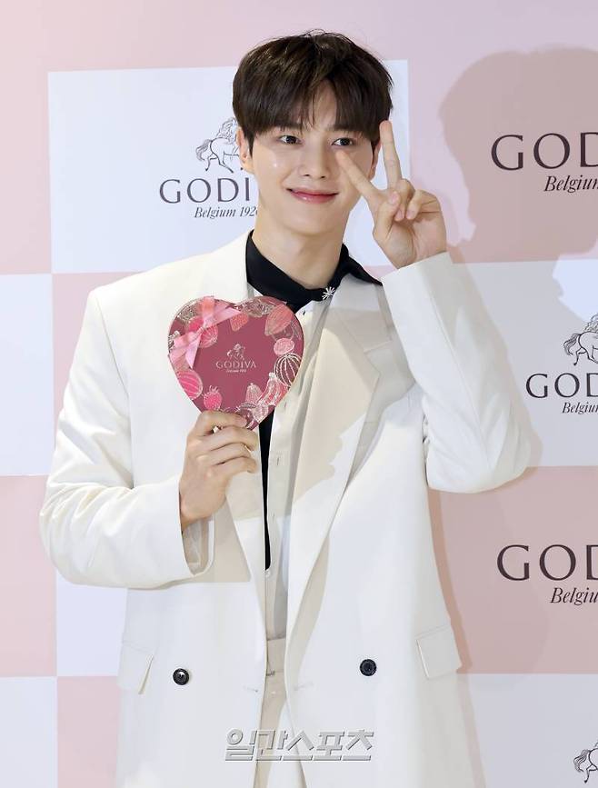 배우 송강이 6일 오전 서울 서초구 초콜릿매장에서 열린 벨기에 프리미엄 초콜릿 브랜드 고디바(GODIVA) 프로모션 행사에 참석했다. 송강이 포토타임을 갖고있다. 정시종 기자 capa@edaily.co.kr /2024.02.06.