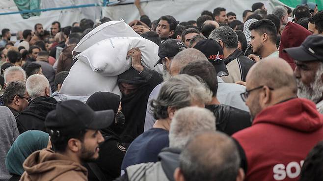 유엔 팔레스타인 난민구호기구(UNRWA)에서 나눠주는 밀가루를 받는 팔레스타인 난민들