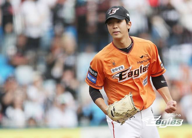 한화 이글스의 좌완 신인 황준서가 프로 데뷔전에서 승리투수가 됐다. 황준서는 31일 대전한화생명이글스파크에서 열린 2024 신한 SOL Bank KBO리그 KT 위즈와의 시즌 3차전에 선발 등판, 5이닝 3피안타 1피홈런 2사사구 5탈삼진 1실점으로 호투를 펼쳤다. 선발승을 수확한 황준서는 KBO리그 역대 10번째로 프로 데뷔전에서 승리투수가 된 '고졸 신인 투수'로 기록됐다. 한화 소속 선수로는 2006년 4월 12일 '괴물' 류현진 이후 무려 18년 만이다. 사진 한화 이글스 제공