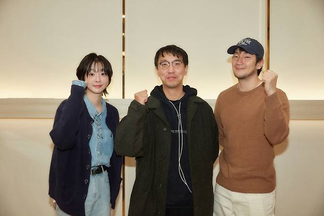 윤종빈 감독(가운데)과 배우 김다미, 손석구. 사진 | 디즈니+