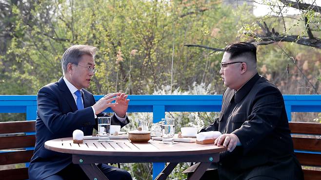 2018년 4월 27일 문재인 대통령과 김정은 국무위원장이 판문점 도보다리 위에서 담소를 나누고 있다. /한국공동사진기자단
