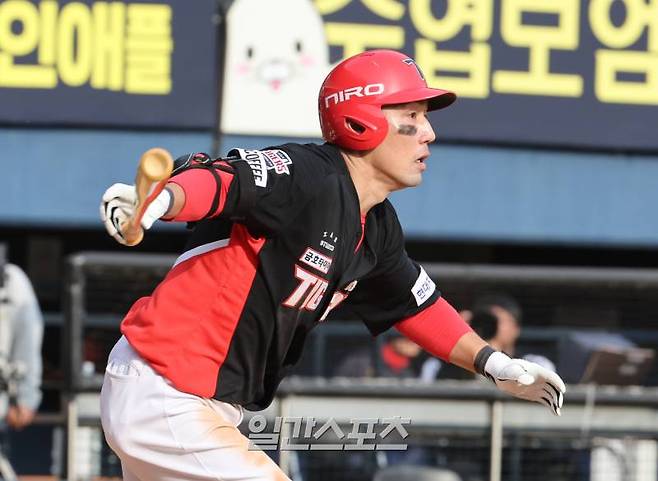 31일 오후 서울 잠실야구장에서 열린 KIA와 두산 경기. KIA 서건창이 9회 1타점 적시 우전안타를 날리고있다. 잠실=정시종 기자 capa@edaily.co.kr