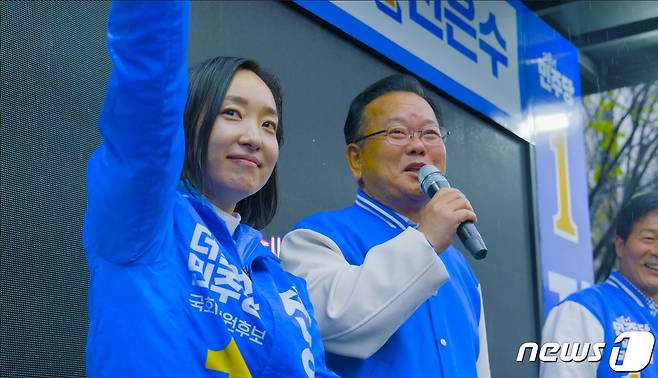 더불어민주당 김부겸 공동상임선대위원장이 3일 울산 남구를 찾아 더불어민주당 전은수 후보 지지 유세를 하고 있다.