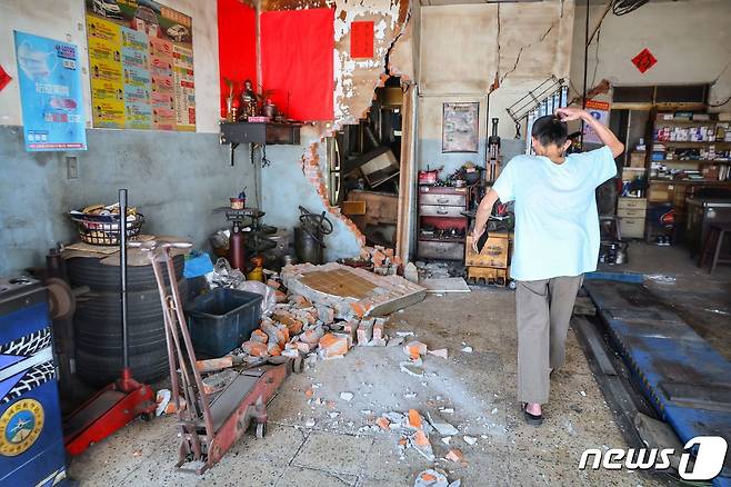 타이베이의 한 건물 벽면이 떨어져 바닥에 벽돌이 굴러다니고 있다. 2024.04.03 ⓒ AFP=뉴스1 ⓒ News1 정지윤 기자