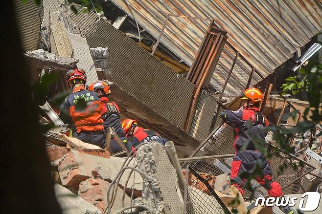 대만 구조대원들이 뉴타이베이시 건물 잔해속에서 생존자들을 찾고있다. 2024.04.03 ⓒ AFP=뉴스1
