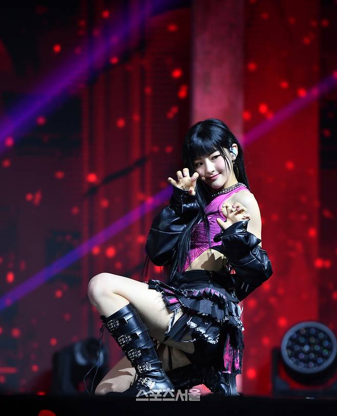 4인조 걸그룹 KISS OF LIFE(키스오브라이브) 3일 광장동 예스24라이브홀에서 첫 싱글앨범 ‘Midas Touch’ 쇼케이스를 열고 팬들곁으로 돌아왔다. 타이틀곡 Midas Touch는 2000년대 메인스트림을 떠돌리게 하는 거칠지만 직관적인 사운드의 댄스곡으로 키스오브라이프 멤버(쥴리, 나띠, 벨, 하늘)들의 보컬이 인상적인 곡이다. 2024.04,03.강영조기자 kanjo@sportsseoul.com