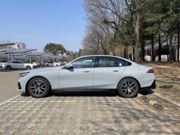 ▲BMW i5 eDrive 40 측면 디자인. 차체를 키우면서도 스포티한 비율이 눈에 들어온다. (이민재 기자 2mj@)