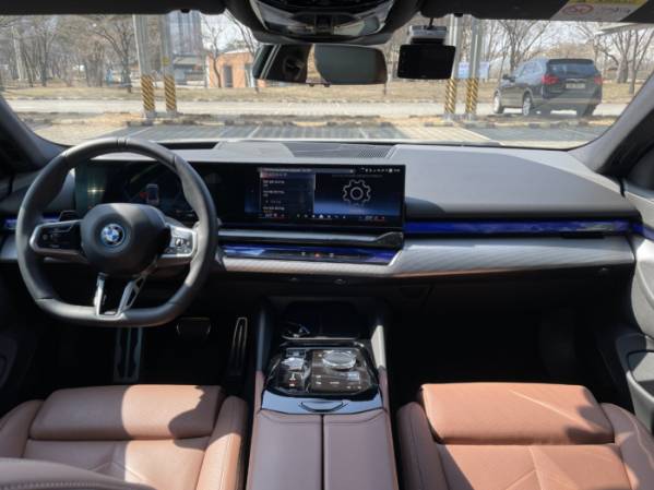▲BMW i5 eDrive 40 1열 디자인. 전반적으로 수평 형태에 디자인을 구성했다. (이민재 기자 2mj@)