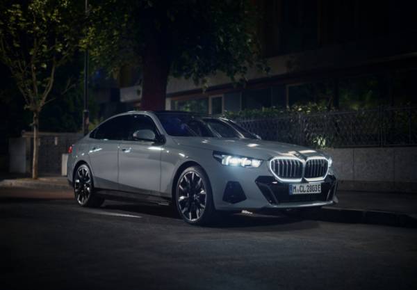 ▲BMW i5 eDrive 40 정측면 디자인. BMW의 스포티한 디자인을 계승하면서도 아이코닉 글로우로 새로운 정체성을 더했다. (사진제공=BMW코리아)
