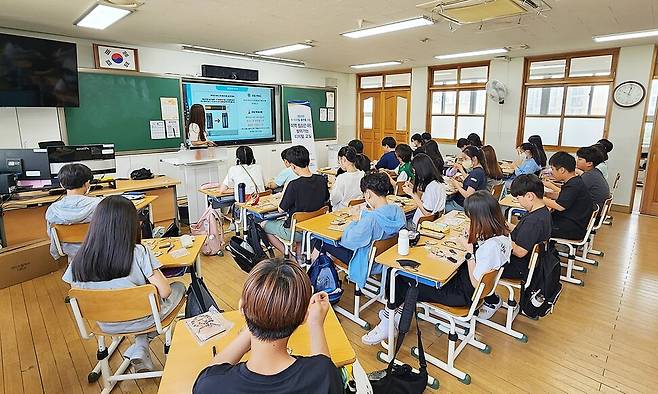 한국기술교육대가 지난해 천안 가온초등학교에서 청소년디지털교실 수업을 하고 있다. 한국기술교육대 제공