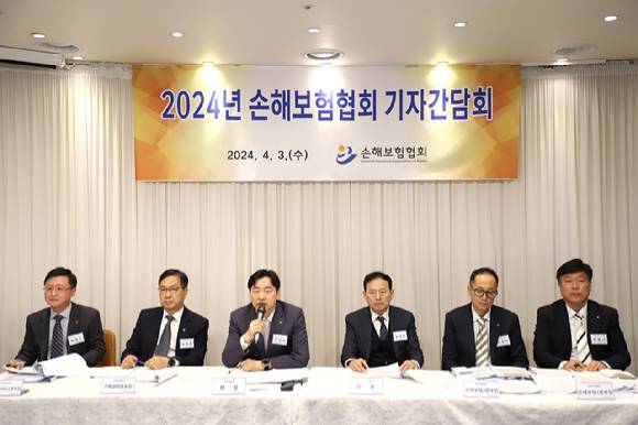 (왼쪽에서 세 번째) 이병래 손해보험협회장이 3일 열린 기자간담회에서 발언하고 있다.