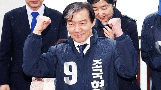 조국 조국혁신당 대표. 사진은 지난달 28일 부산 해운대구 동백섬에서 열린 조국혁신당 22대 총선 출정식에서 파이팅하는 모습. 송봉근 기자