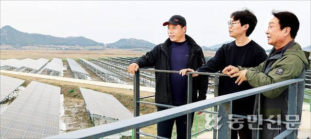 전남 신안군 안좌면에 있는 안좌쏠라시티 태양광발전소에서 박두훈 안좌면 신재생에너지 주민·군 협동조합 사무국장(오른쪽부터), 김정선 안좌쏠라시티 어시스턴트 매니저, 조합원 박주현씨가 태양광시설을 보며 의견을 나누고 있다.