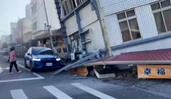 3일 오전 7시 58분경 대만 동부 화롄에서 남동쪽으로 7㎞ 떨어진 지역에서 규모 7.4의 강한 지진이 발생해 무너진 건물들