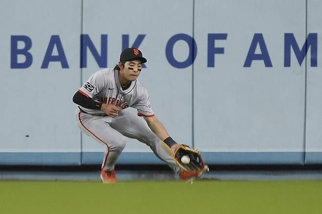 ▲ 샌프란시스코 자이언츠 중견수 이정후는 몸을 사리지 않는 수비로도 호평을 들었다. 다행히 큰 부상은 아니었다. ⓒ 연합뉴스/AP통신