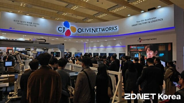 지난달 27일 서울 삼성동 코엑스에서 열린 ‘2024 스마트공장·자동화산업전(Automation World 2024)’ CJ올리브네트웍스 부스에 관람객들이 가득차 있다.