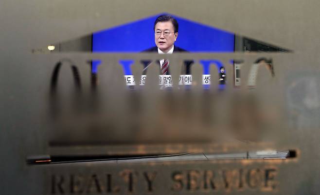 18일 오전 서울 송파구의 한 부동산중개업소 내 TV에 문재인 대통령의 신년 기자회견 생중계가 나오고 있다/연합뉴스