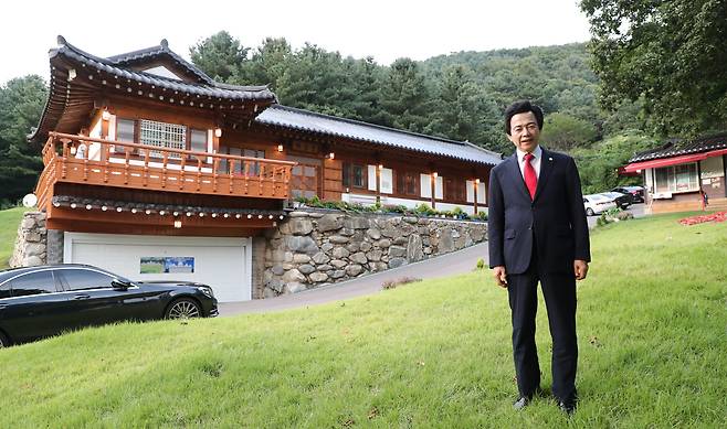 하늘궁 본관 앞에서 포즈를 취한 국가혁명당 허경영 비례대표 후보/조선DB