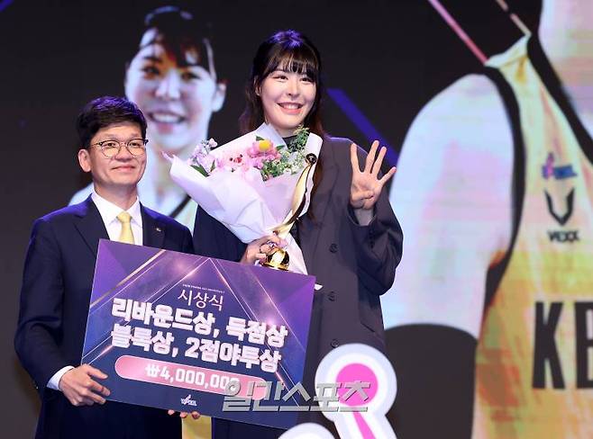 박지수가 4일 오후 서울 여의도 63컨벤션센터에서 열린 2023-2024 WKBL 여자프로농구 시상식에서 득점상, 리바운드상, 블록상, 2점 야투상을 수상하고 시상자인 KB스타즈 박진영 단장과 포즈를 취하고 있다.김민규 기자 mgkim1@edaily.co.kr /2024.04.04/