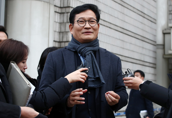 Former Democratic Party chief Song Young-gil speaks to reporters in front of the Seoul Central District Court in southern Seoul on Dec. 18. [YONHAP]