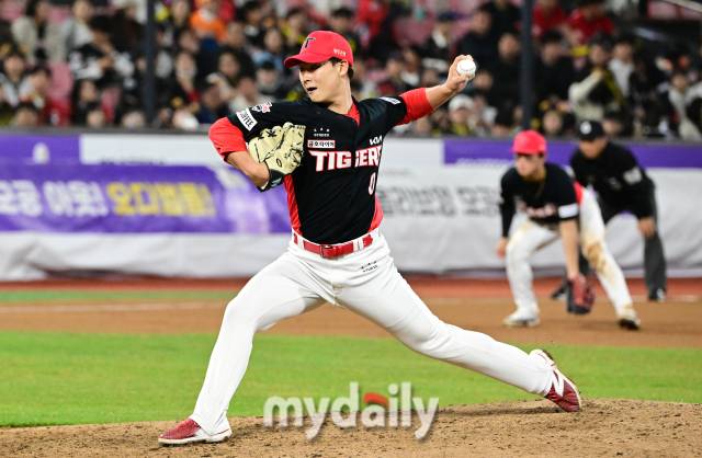 2024년 4월 3일 오후 경기도 수원KT위즈파크에서 '2024 신한 SOL Bank KBO리그' KIA 타이거즈와 KT 위즈의 경기가 열렸다. KIA 곽도규가 8회말 구원등판해 역투하고 있다./수원=유진형 기자 zolong@mydaily.co.kr