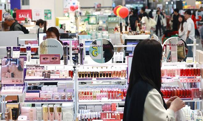 2024년 들어 지난 3월까지 화장품 수출액이 22% 가량 늘며 역대 최대 실적을 기록했다. 사진은 3일 서울 시내 화장품 매장. 연합뉴스