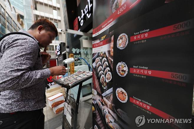 34개월째 평균 웃도는 외식물가 상승률 (서울=연합뉴스) 임화영 기자 = 외식 물가 상승률이 전체 소비자물가 상승률 평균을 웃도는 현상이 2021년 6월부터 34개월째 이어지고 있다.
3일 통계청 국가통계포털에 따르면 3월 외식 물가 상승률은 3.4%로 전체 소비자물가 상승률 평균(3.1%)보다 0.3%포인트 높았다.
사진은 서울 중구 명동거리에 설치된 식당의 음식 메뉴판. 2024.4.3 hwayoung7@yna.co.kr