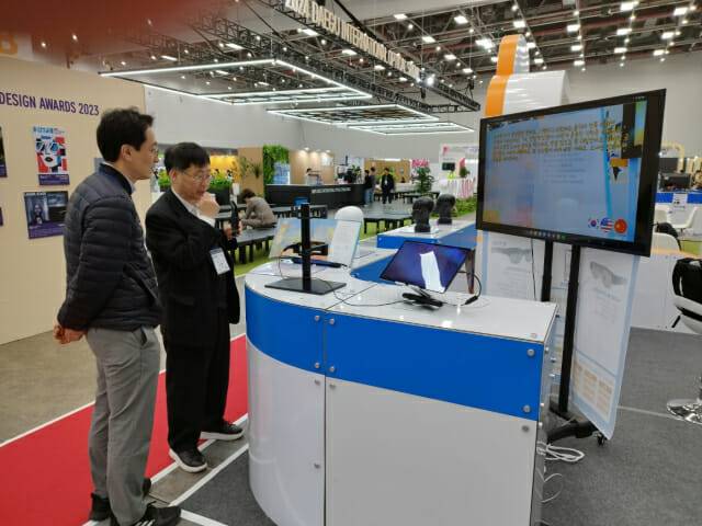 ETRI 송기봉 박사가 방문객에게 책읽어 주는 스마트글라스에 대해 설명하고 있다.