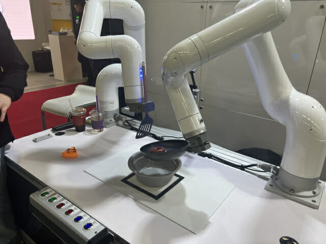 뉴로메카 모방학습 로봇 (사진=지디넷코리아 신영빈 기자)