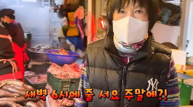 유튜버 떡볶퀸이 한달만에 다시 방문한 경동시장 내 순댓집이 새벽부터 줄을 설 정도로 유명해졌다./유튜브 채널 '떡볶퀸'