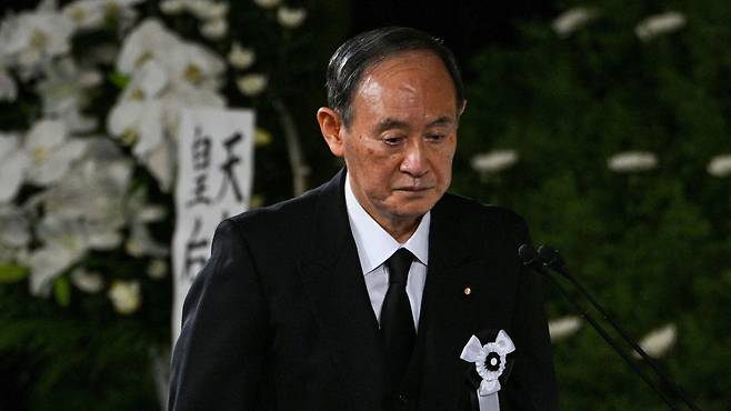 27일 스가 요시히데 전 일본 총리가 도쿄의 니혼부도칸(日本武道館)에서 열린 아베 신조 전 총리의 국장(國葬)에 참석하고 있다./로이터 연합뉴스