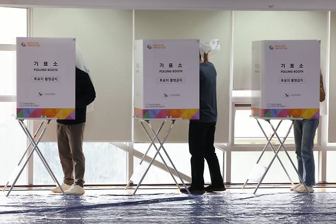 4일 오후 서울 용산구 이촌1동 사전투표소에서 관계자들이 기표소를 설치하고 있다. 2024.4.4. 뉴스1