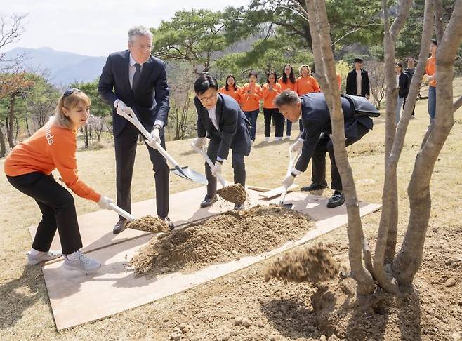 페이터 반 더 플리트 주한 네덜란드 대사(왼쪽 두번째)와 정해린 삼성물산 리조트부문 사장(왼쪽 세번째)이 5일 식목일을 맞아 에버랜드 포레스트캠프에서 단풍나무 식수를 하고 있다. 에버랜드 제공