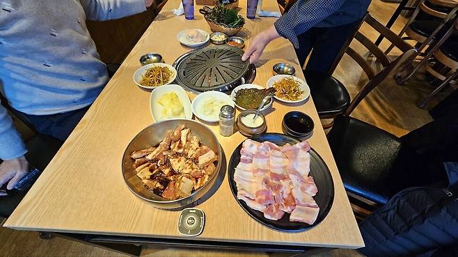 부산 영도구에 있는 청동숯불갈비 상차림. 김영동 기자