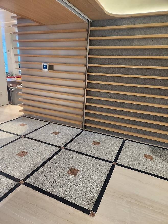 새단장한 LG트윈타워 지하 1층의 틴들 공간 주변에는 기존의 바닥 타일과 새로운 바닥 타일이 섞인 공간이 있다. 과거와 미래의 연결을 의미하는 건축 디자인이다. 사진=안옥희 기자