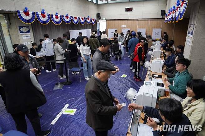 제22대 총선 사전투표가 시작된 5일 오전 서울 은평구 녹번동 주민센터에 마련된 사전투표소에서 시민들이 사전투표를 하고 있다.