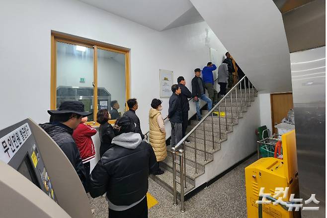 22대 총선 사전투표소가 마련된 광주 북구 양산동 행정복지센터에 5일 이른 아침부터 유권자들의 발길이 이어지고 있다 박요진 기자