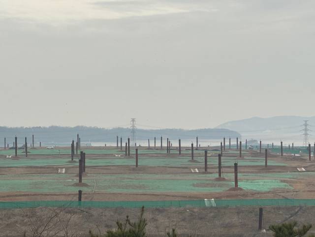 매립이 종료된 제2 매립장에서 보이는 제3 매립장과 가스포집관로의 모습.