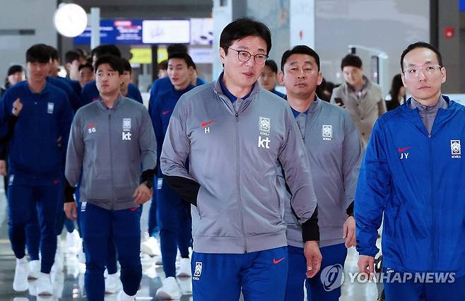 출국하는 황선홍호 (영종도=연합뉴스) 김주성 기자 = 2024 아시아축구연맹(AFC) U-23 아시안컵에 출전하는 U-23 축구 대표팀의 황선홍 감독과 선수들이 5일 오전 인천공항 제2터미널을 통해 전지훈련 캠프가 마련된 아랍에미리트(UAE)로 출국하고 있다.
파리 올림픽 아시아 예선을 겸한 이번 아시안컵에서 대표팀은 10회 연속 올림픽 본선 진출 대기록 달성을 노린다. 2024.4.5 utzza@yna.co.kr