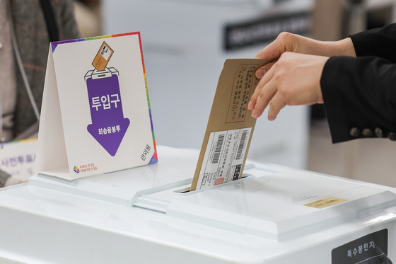 제22대 국회의원선거 사전투표 둘째날인 6일 서울 중구 명동주민센터에 마련된 사전투표소에서 한 유권자가 투표하고 있다. 〈사진=연합뉴스〉