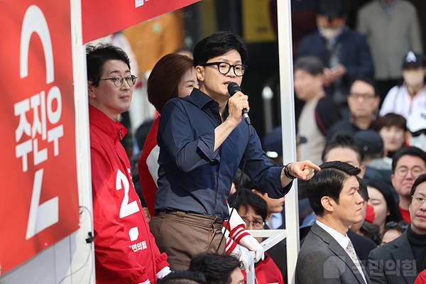 ▲ 한동훈 국민의힘 총괄선대위원장이 부산 해운대 구남로에서 해운대갑 주진우 후보, 해운대을 김미애 후보의 선거유세를 지원하고 있다. 사진=국민의힘 홈페이지