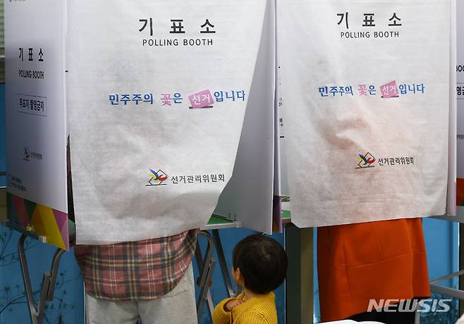 [서울=뉴시스] 김근수 기자 = 제22대 국회의원 선거 사전투표 마지막 날인 6일 서울 은평구 불광보건분소에 마련된 사전 투표장에서 한 어린이가 투표를 지켜보고 있다. 2024.04.06. ks@newsis.com