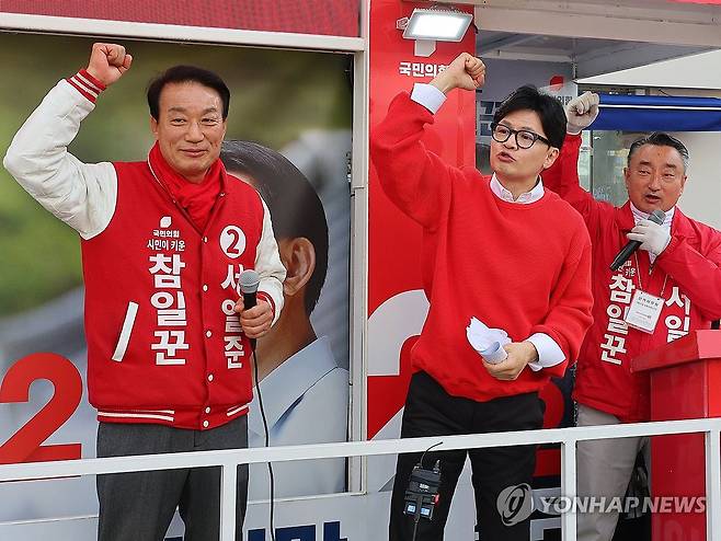 거제 지원유세 나선 한동훈 비대위원장 (거제=연합뉴스) 한종찬 기자 = 국민의힘 한동훈 비상대책위원장 겸 총괄 선거대책위원장이 6일 경남 거제시 고현사거리에서 서일준 후보의 지지를 호소하고 있다. 2024.4.6 saba@yna.co.kr