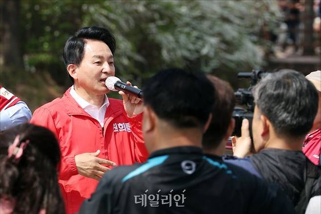 원희룡 국민의힘 인천 계양을 후보가 7일 오후 인천 계양구 계양서부천벚꽃길에서 열린 집중유세에서 시민들에게 지지를 호소하고 있다. ⓒ데일리안 홍금표 기자